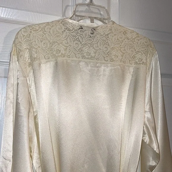 Robe, Valentino, ivory satin (poly) with lace. - Picture 6 of 11